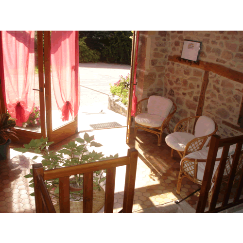 Un petit coin repos aménagé, parfait pour se détendre avec un livre ou se réchauffer au coin du feu en saison froide